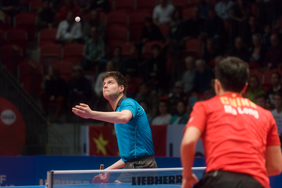 Semifinal mellan Ma Long och Dimitrij Ovtcharov under Liebherr Men's World Cup Table Tennis 2015
